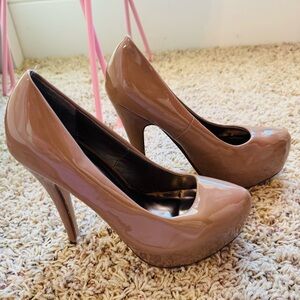 Classic Patent Leather Platform Pumps in Nude size 7